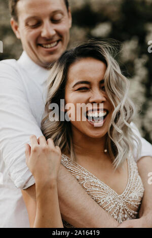 Portrait of laughing couple outdoors Banque D'Images