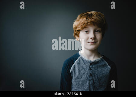 Portrait of smiling redheaded boy Banque D'Images