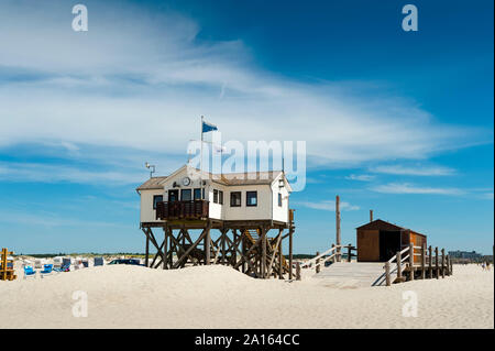 Allemagne, Schleswig-Holstein, Sankt Peter-Ording, plage avec des maisons sur pilotis Banque D'Images