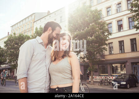 Happy young couple dans la ville, Berlin, Allemagne Banque D'Images