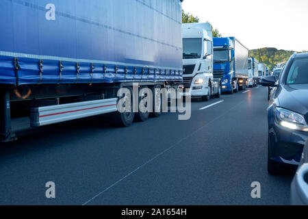 Sauvetage lane, voitures et camions lors d'embouteillage dans la soirée, Allemagne Banque D'Images