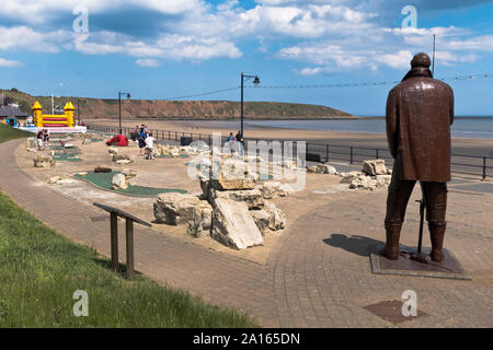 Statue Sculpture pêcheur dh ROCHESTER NORTH YORKSHIRE Mini-golf promenade en front de mer Banque D'Images