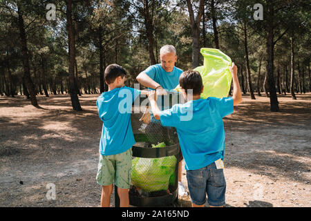 Groupe de bénévoles collecte des ordures dans un parc Banque D'Images