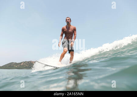 Surfer avec caméra d'action dans la bouche Banque D'Images