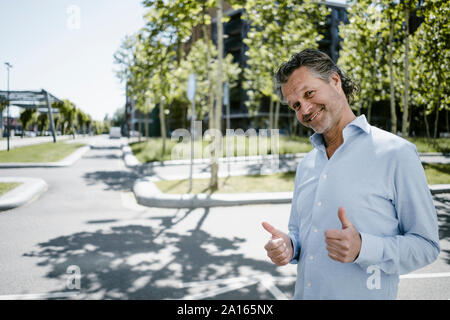 Portrait of smiling man with Thumbs up Banque D'Images