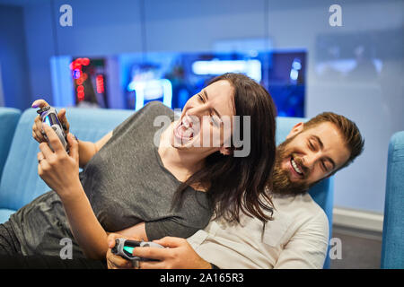 Couple de jouer et s'amuser dans une salle de jeux électroniques Banque D'Images