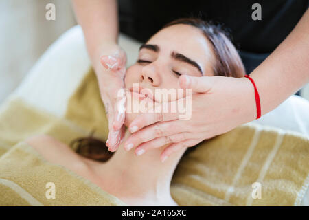 Jeune femme recevant la beauté du visage traitement dans un spa Banque D'Images