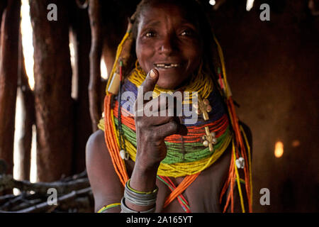 Femme Muhila traditionnelles pointant avec son doigt, Kehamba, Chibia, Angola Banque D'Images