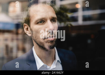 Portrait of businessman de la fenêtre Banque D'Images