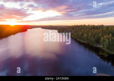 Un lac au coucher du soleil dans la région sud-est de la Suède, Tjust Banque D'Images