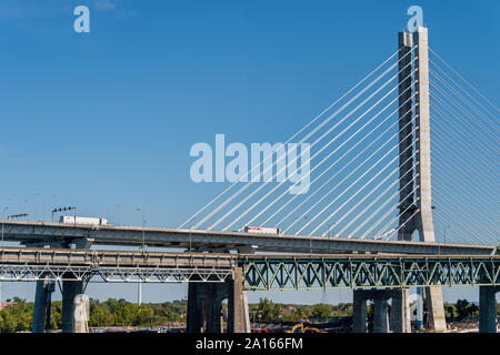 Montréal, Canada - 19 septembre 2019 : Nouveau pont Champlain à côté du Vieux Pont Champlain. Banque D'Images