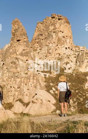 Jeune femme, château d'Uchisar, Cappadoce, Turquie Banque D'Images