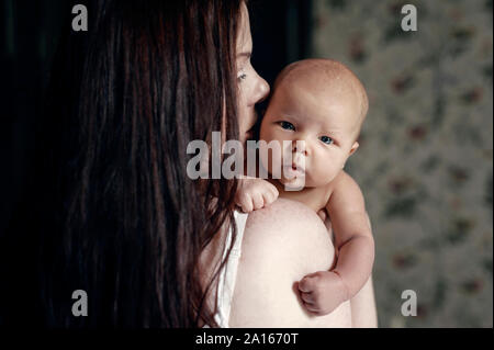 Portrait de femme portant son bébé Banque D'Images