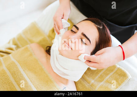 Jeune femme recevant la beauté du visage traitement dans un spa Banque D'Images