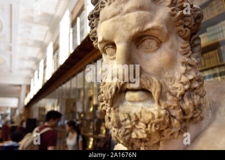 Buste en marbre d'Hercule (copie romaine d'un original grec) dans la bibliothèque de Grenville, British Museum, Bloomsbury, London, England, UK. Banque D'Images