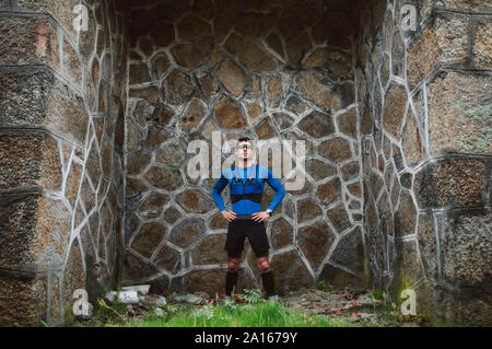 Portrait de trail runner debout à un mur Banque D'Images