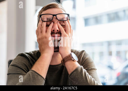 Épuisé businessman in office Banque D'Images