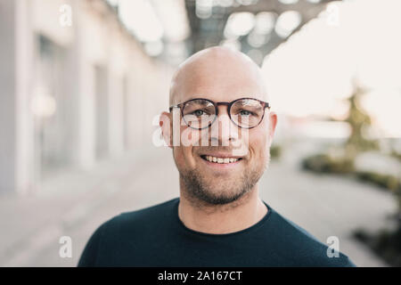 Portrait of smiling homme chauve à lunettes Banque D'Images