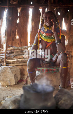 Muhila femme d'une maison traditionnelle, Kehamba, Chibia, Angola Banque D'Images