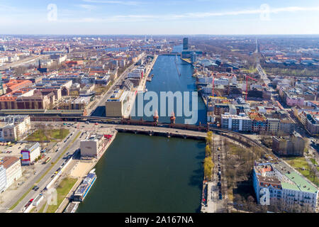 High angle view of Oberbaumbruecke Bridge over river in city Banque D'Images