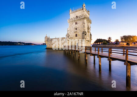 Portugal, Lisbonne, la Tour de Belém sur tage au coucher du soleil Banque D'Images