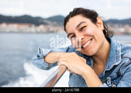 Beautiful woman smiling pendant un voyage de navire en Galice, Espagne Banque D'Images