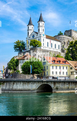 Et l'église forteresse par Aare à Aarburg against sky Banque D'Images