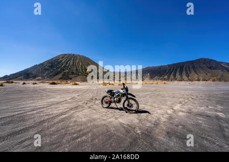 Vue aérienne de Cemoro Lawang village à côté du Mont Bromo est un volcan actif et une partie de l'Tengger massif, dans l'Est de Java, Indonésie. Banque D'Images