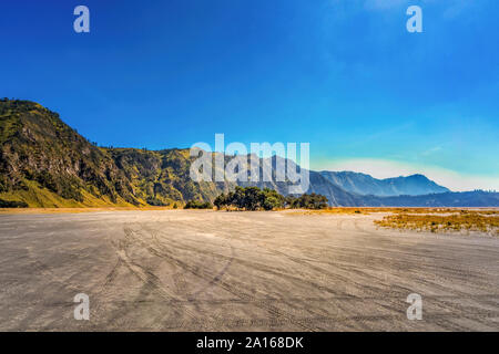 Vue aérienne de Cemoro Lawang village à côté du Mont Bromo est un volcan actif et une partie de l'Tengger massif, dans l'Est de Java, Indonésie. Banque D'Images