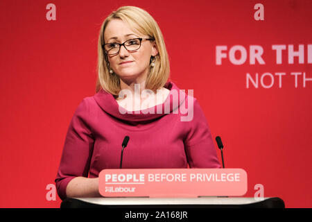 Le centre de Brighton, Brighton, Royaume-Uni. Sep 24, 2019. Député Rebecca Bailey longue ombre MP, Secrétaire d'État pour les entreprises et de la stratégie industrielle de l'énergie porte sur le Parti du Travail Conférence d'automne, le mardi 24 septembre 2019 au centre de Brighton, Brighton. Photo par : Julie Edwards/Alamy Live News Banque D'Images