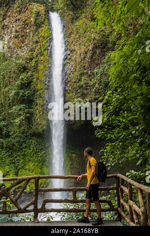 Voyageur en visite à la cascade de La Fortuna, la Fortuna, Costa Rica Banque D'Images