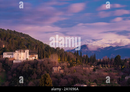 Vue de l'Alhambra avec la Sierra Nevada en arrière-plan au coucher du soleil, Granada, Espagne Banque D'Images