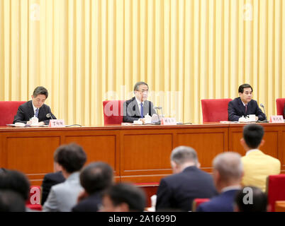 (190924) -- BEIJING, le 24 septembre 2019 (Xinhua) -- le vice-Premier ministre chinois Hu Chunhua, également membre du Bureau politique du parti communiste de Chine, des adresses du comité central d'une conférence sur les résultats de la 45e Compétition du Mondial des métiers à Beijing, capitale de la Chine, 23 septembre 2019. Hu a également lire les instructions par le président Xi Jinping et le Premier ministre Li Keqiang lors de la conférence. La Compétition du Mondial des métiers, connu sous le nom de "compétences" pour les Jeux Olympiques, a lieu tous les deux ans. La Chine en tête avec 16 médailles d'or médailles d'or à la 45e Compétition du Mondial des métiers s'est tenu à Kazan, Russie, le mois dernier. (Xi Banque D'Images