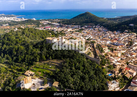 Vue aérienne du château de Capdepera dans village en Mer Méditerranée Banque D'Images