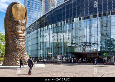 La gigantesque sculpture de doigt à la défense, Paris, France Banque D'Images