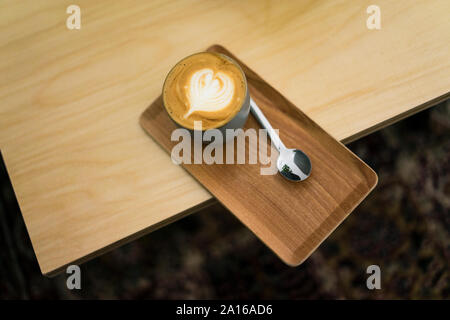 Cppuccino sur un plateau dans un café, augmentation de la vue Banque D'Images