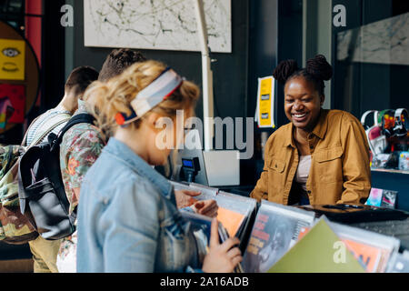 Les étudiants dans l'achat d'un magasin de disques vinyls Banque D'Images
