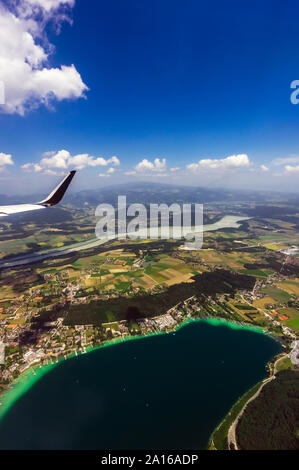 L'Autriche, la Carinthie, Klagenfurt, champs et Worthersee vu d'avion Banque D'Images