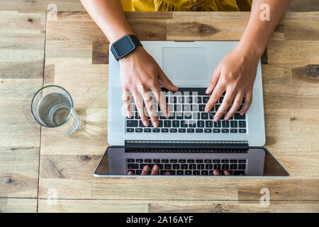 Woman's hands de taper au clavier d'ordinateur portable, vue du dessus Banque D'Images