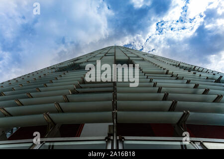 Fenêtre en verre dépoli nuances sur les bâtiment espagnol, Barcelone Banque D'Images