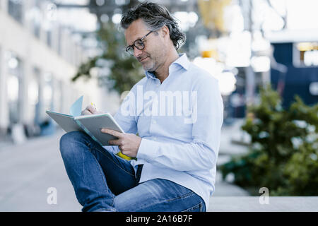 Portrait of smiling man with notebook Banque D'Images