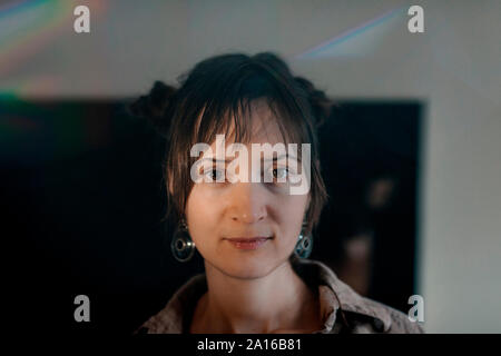 Portrait d'une femme artiste dans son atelier Banque D'Images