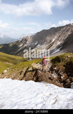 Mère et ses enfants randonnées en montagne Banque D'Images