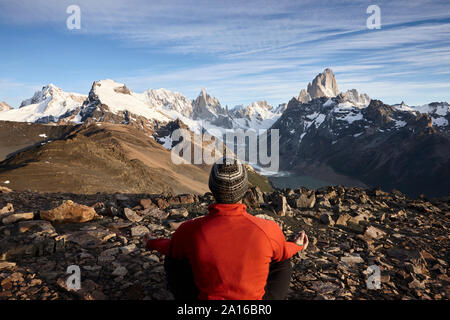 L'homme à la recherche à Fitz Roy et Cerro Torre Montagnes, Parc National Los Glaciares, Patagonie, Argentine Banque D'Images