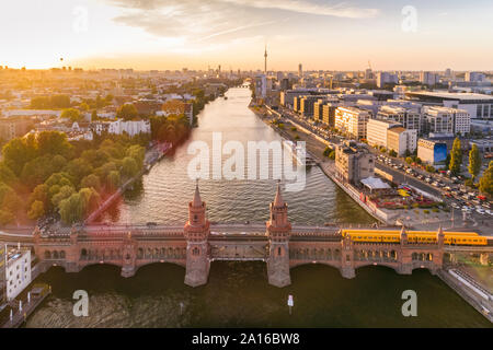 High angle view of train billet sur Oberbaumbruecke bridge over river against sky Banque D'Images