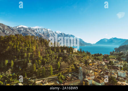 Vue aérienne de Bellagio sur le lac de Côme avec les Alpes en arrière-plan, Italie Banque D'Images