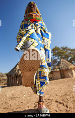 Femme Muhila sur le point d'étape sur l'appareil photo, Kehamba, Chibia, Angola Banque D'Images