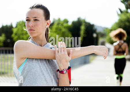 Sporty woman doing stretching exercice Banque D'Images