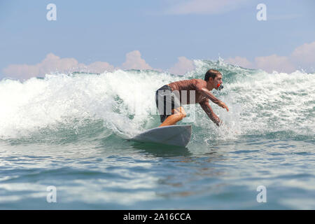 Surfer avec caméra d'action dans la bouche Banque D'Images