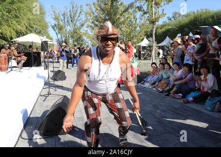 (190924) -- BEIJING, le 24 septembre 2019 (Xinhua) -- Un artiste exécute pendant la journée du patrimoine en Afrique australe' cas de l'Exposition Horticole Internationale de Beijing à Beijing, capitale de la Chine, 24 septembre 2019. L'expo a tenu sa 'South African Heritage Day' event mardi. (Photo de Duan Xuefeng/Xinhua) Banque D'Images